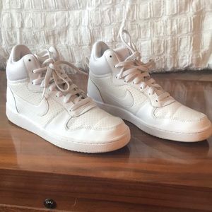 Nike Women’s white Court Borough Mid Sneaker SZ 8